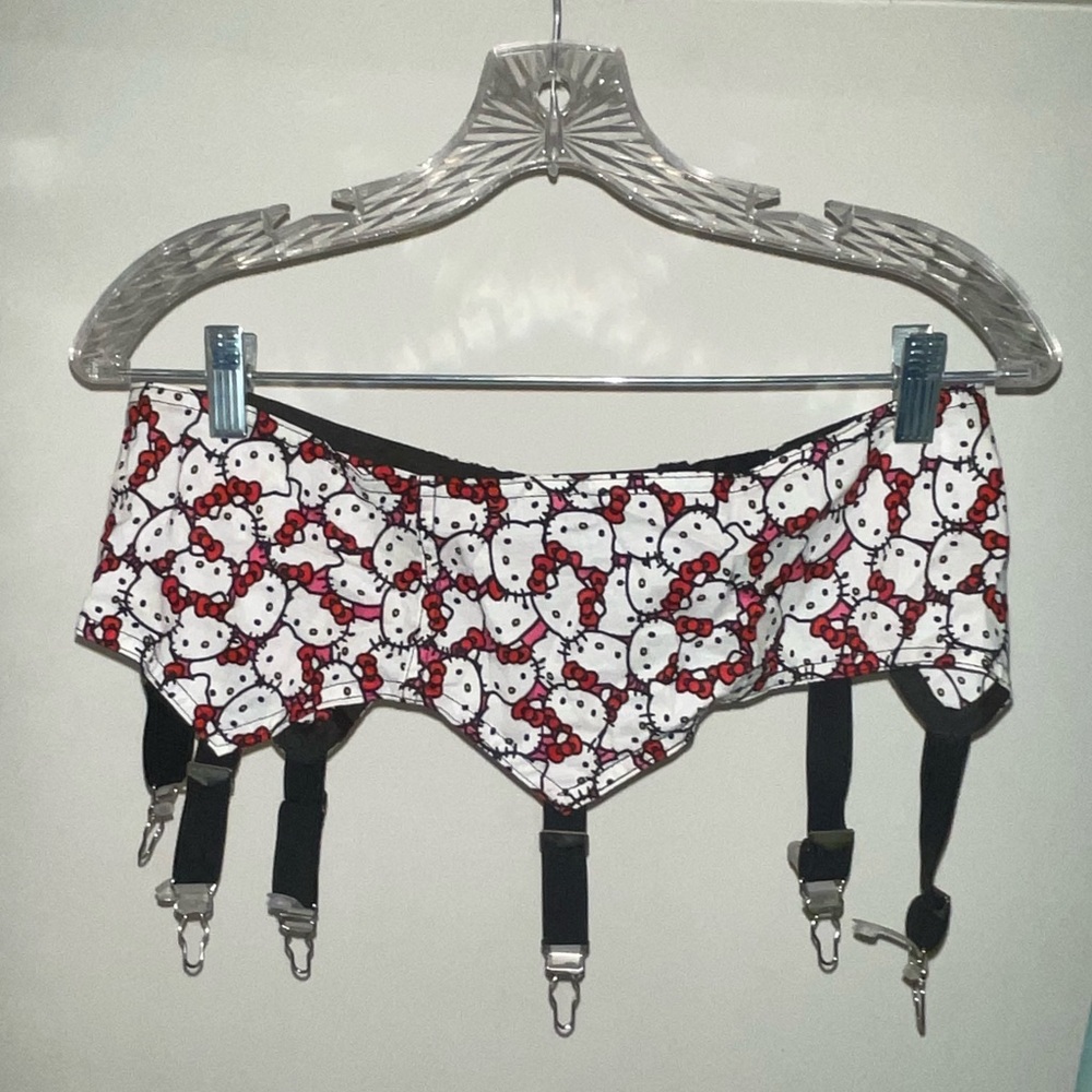 hello kitty garter belt.. SO CUTE.. 😍
